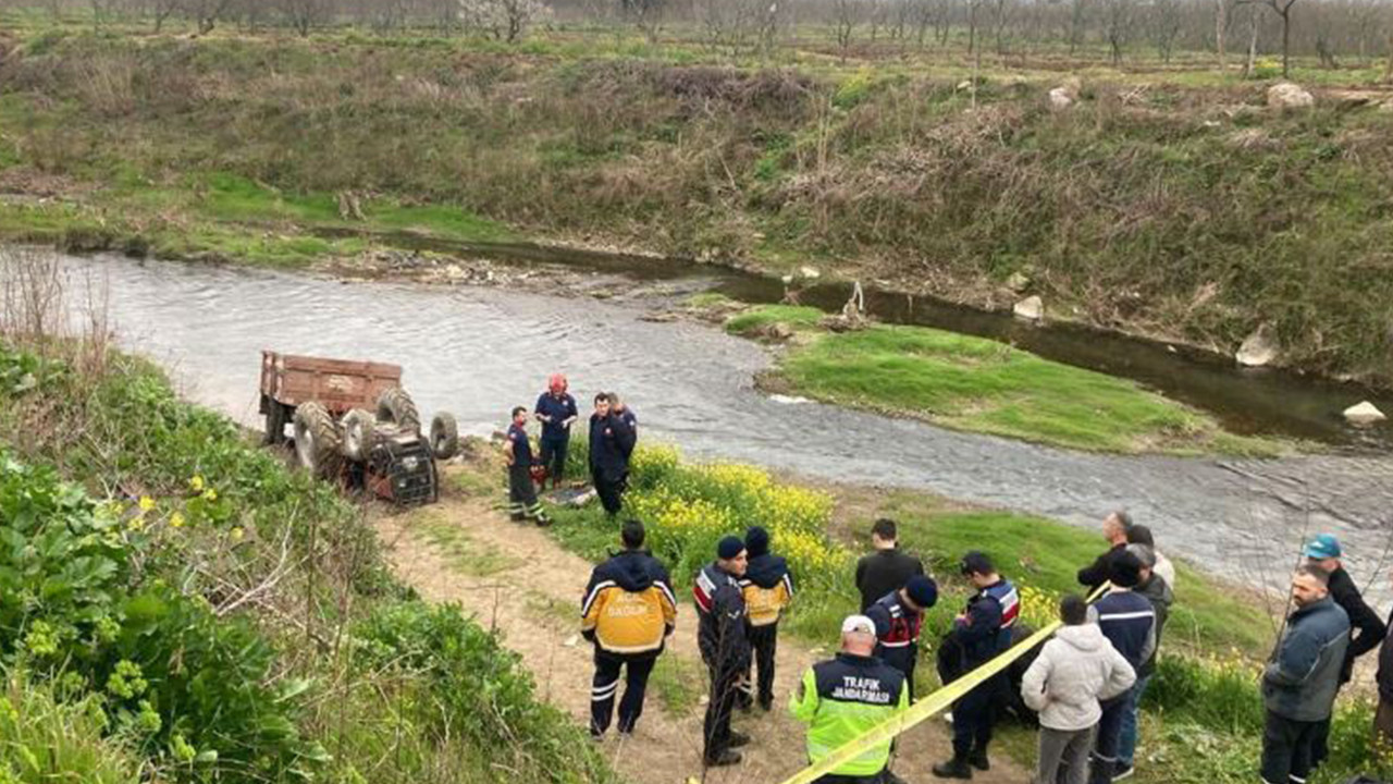 Sakarya'da devrilen traktörün sürücüsü öldü