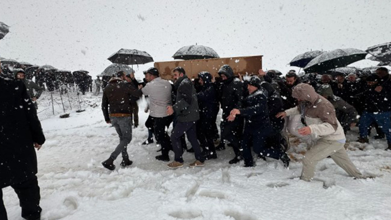 Van’daki kazada hayatını kaybeden aile yan yana defnedildi