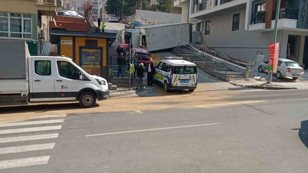 Ankara’da kamyonet devrildi
