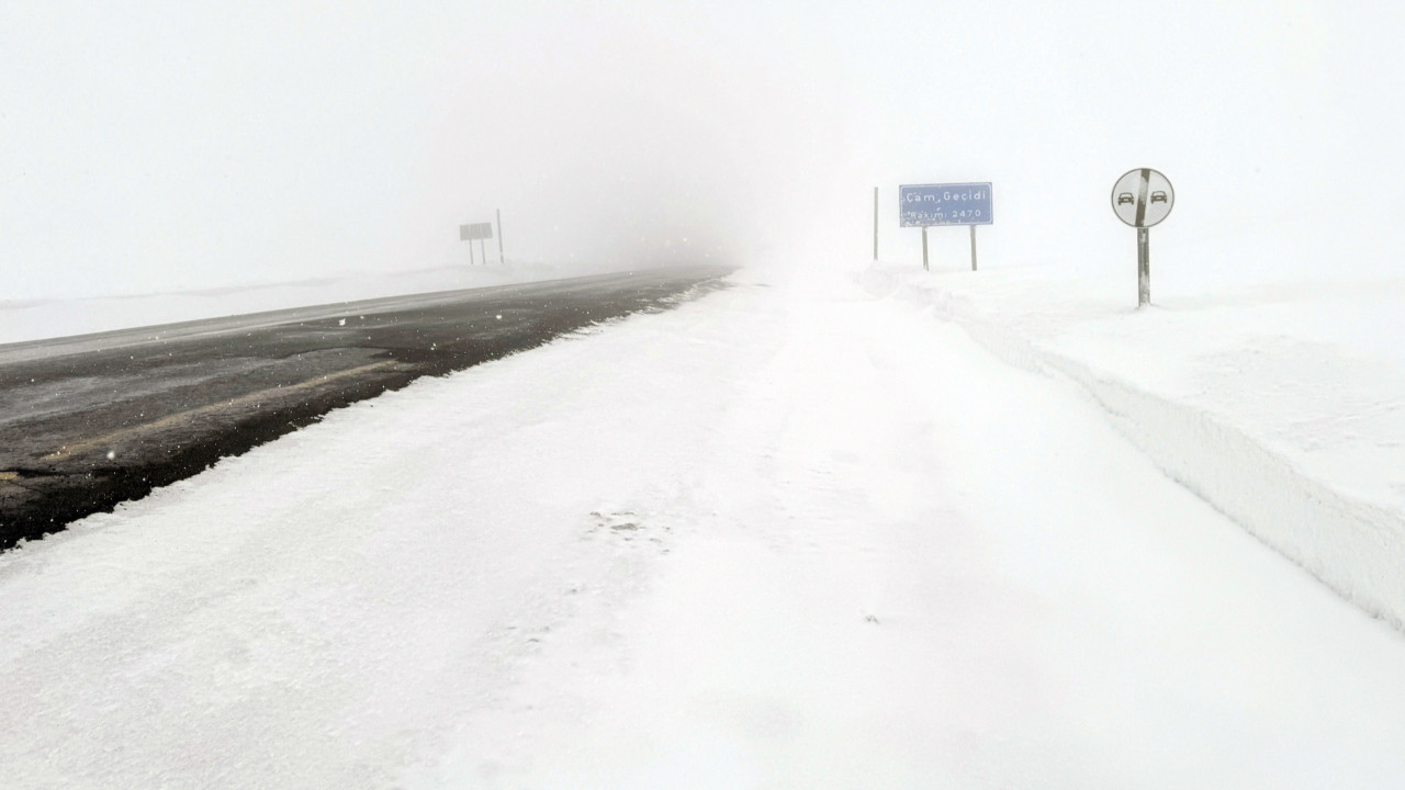 Ardahan-Şavşat kara yolu kar nedeniyle tır trafiğine kapatıldı