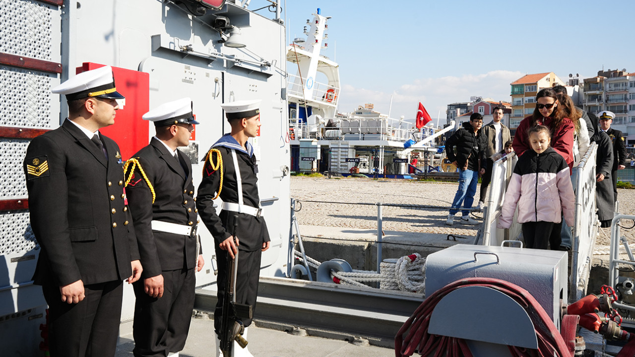 Çanakkale’de 111’inci yıl coşkusu: Savaş gemileri halka açıldı