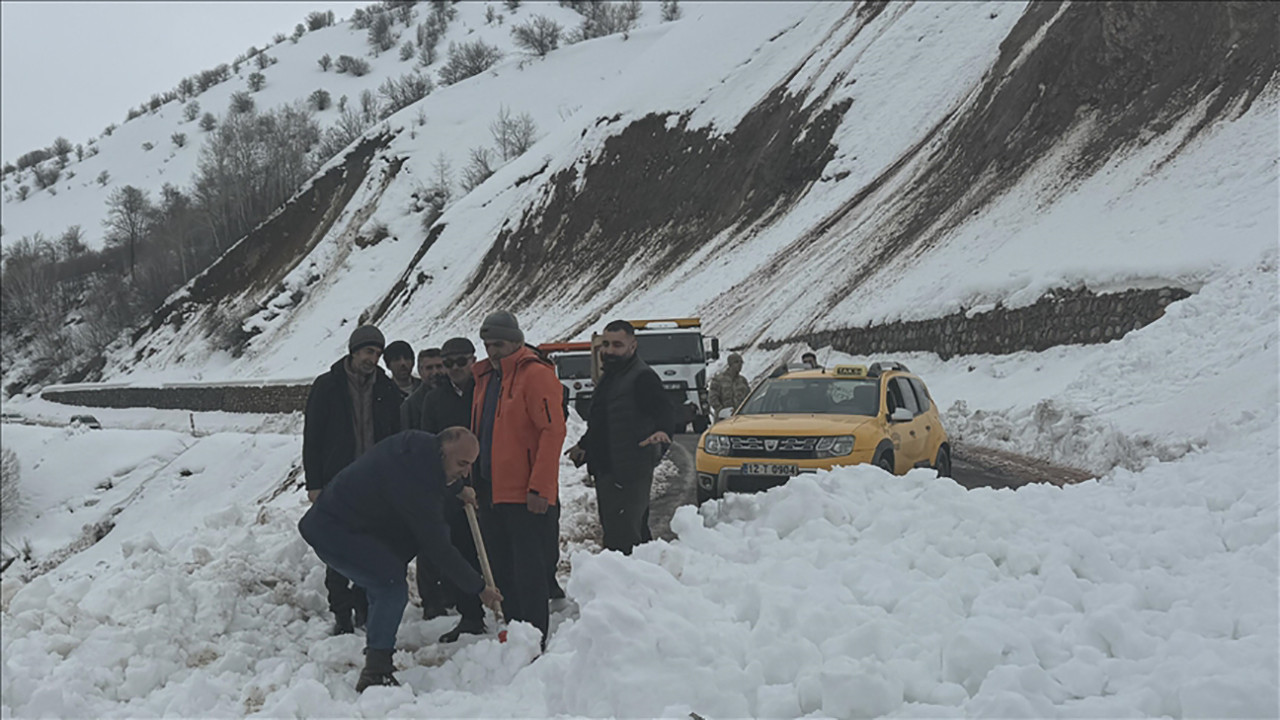 Çığ nedeniyle ulaşıma kapanan Karlıova-Yedisu kara yolu açıldı