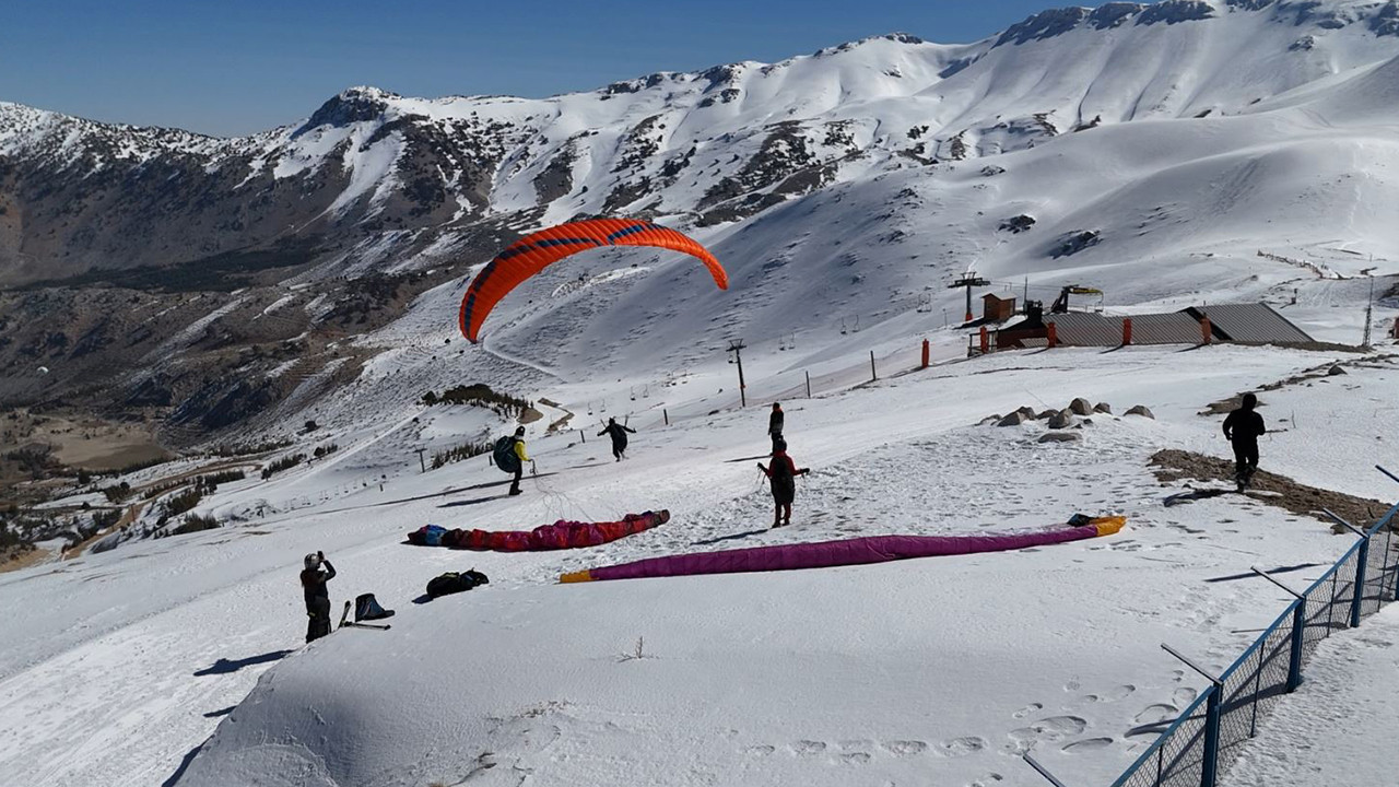 Davraz’da kayak pistleri üzerinde yamaç paraşütü heyecanı