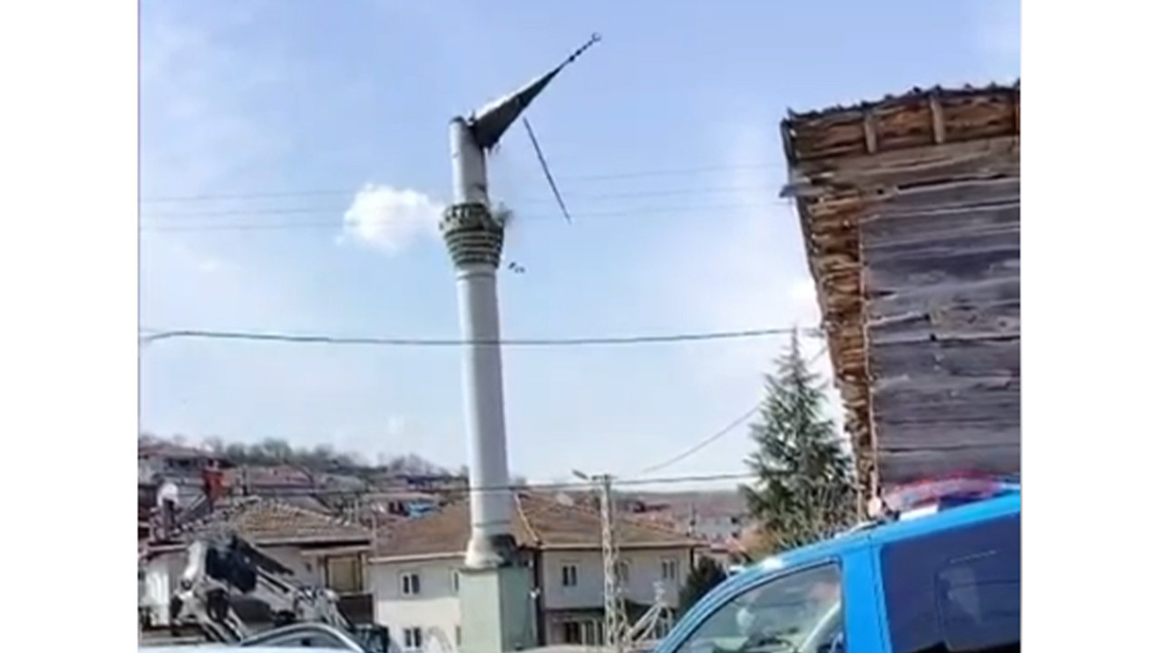 Depremde hasar gören caminin minaresi kontrollü şekilde yıkıldı