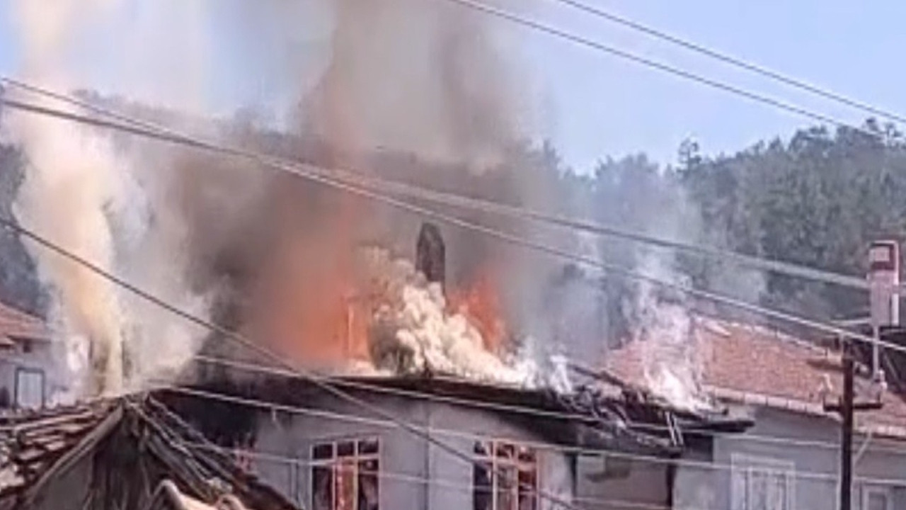 Kütahya Domaniç’te 2 katlı ev alevlere teslim oldu