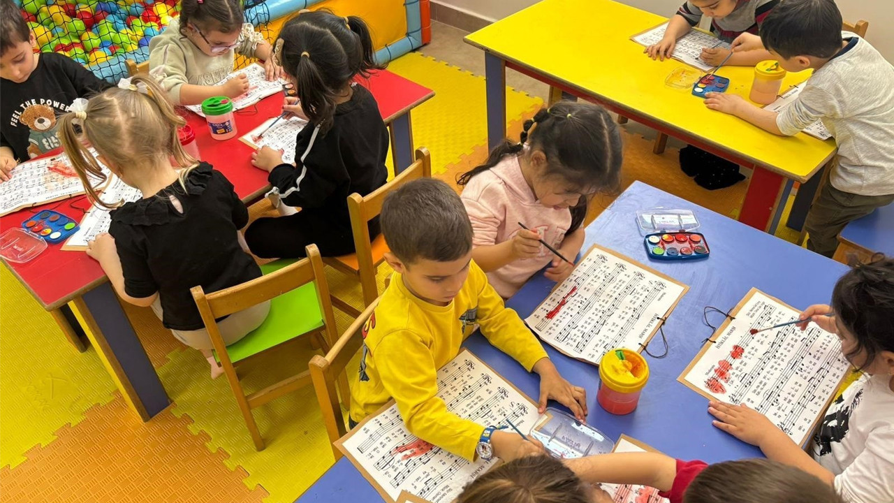 Minikler İstiklâl Marşı’yla tanıştılar, bayrak sevgisi kazandılar