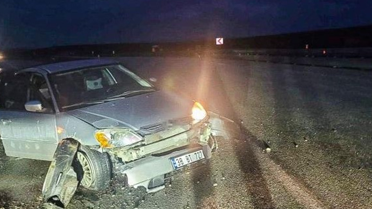 Otomobil bariyerlere çarptı, 4 kişi yaralandı