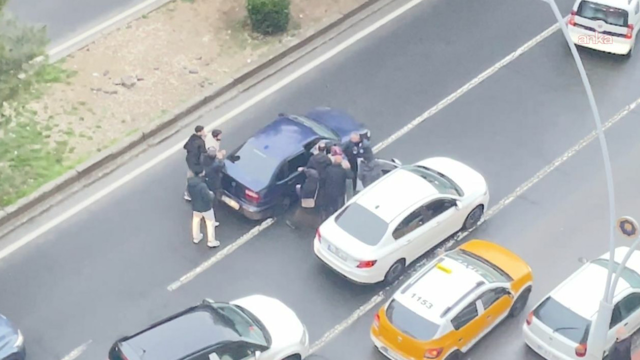 Trafikte yol ortasında kavga