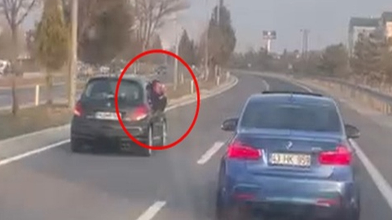 Yolda araçlarıyla yan yana ilerleyip video çeken 2 sürücüye toplam 9 bin TL ceza