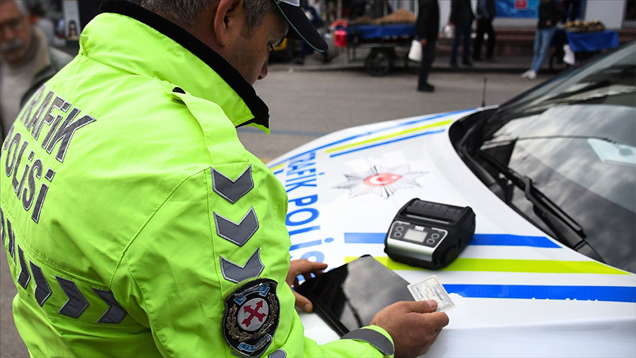 Adana'da araçlarını hatalı park eden 150 kişiye para cezası kesildi