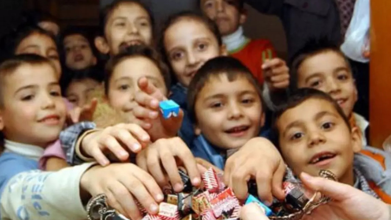 Bayramın neşesi: Kapı kapı gezen minikler ve şeker toplama geleneği