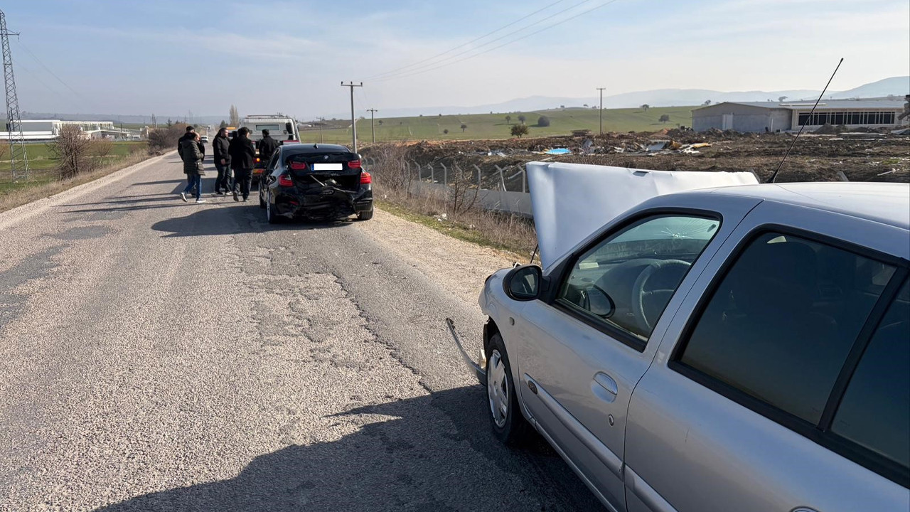 Bilecik’te yolda kalan kalas parçası kazaya neden oldu