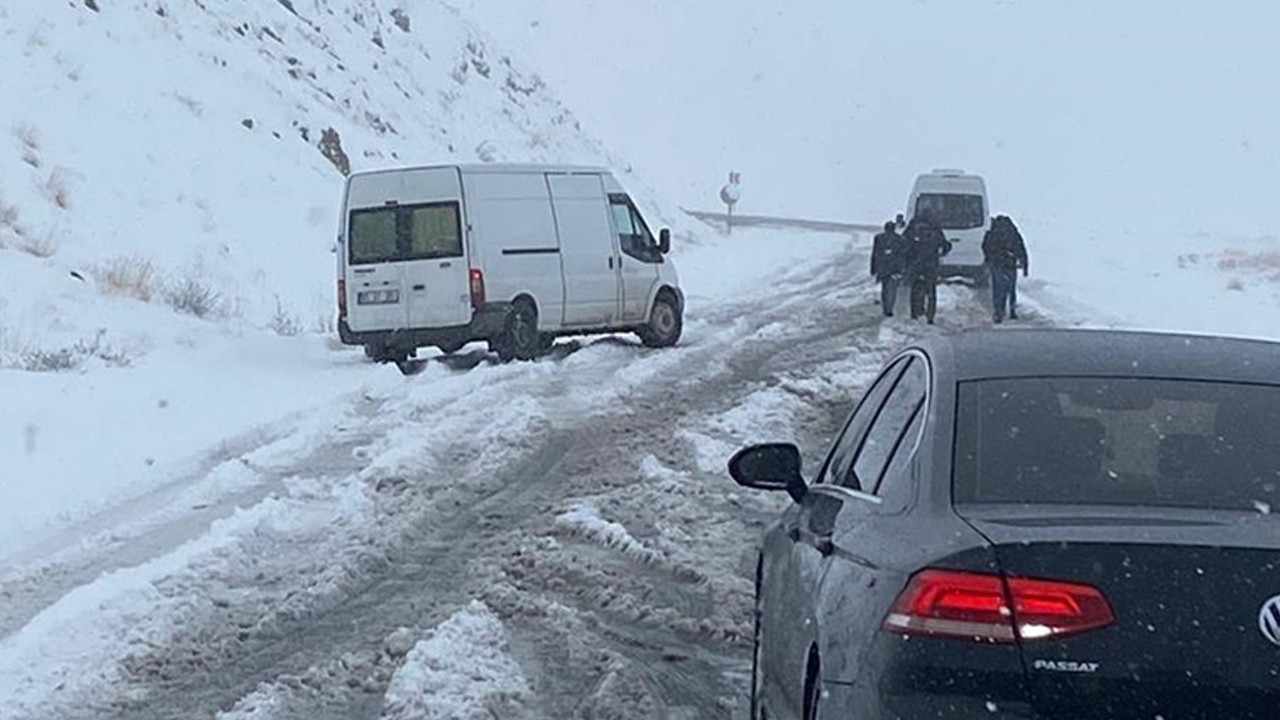 Doğu'da kar esareti: 4 ilde 50 yerleşim yeri ulaşıma kapandı
