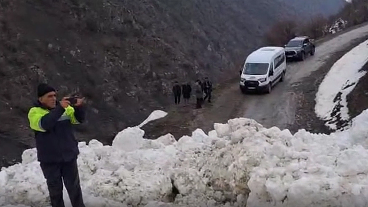 Kar kütleleri yolu kapattı: Ölümden saniyelerle kurtuldular: Van'da 8 mezranın dünya ile bağlantısı koptu