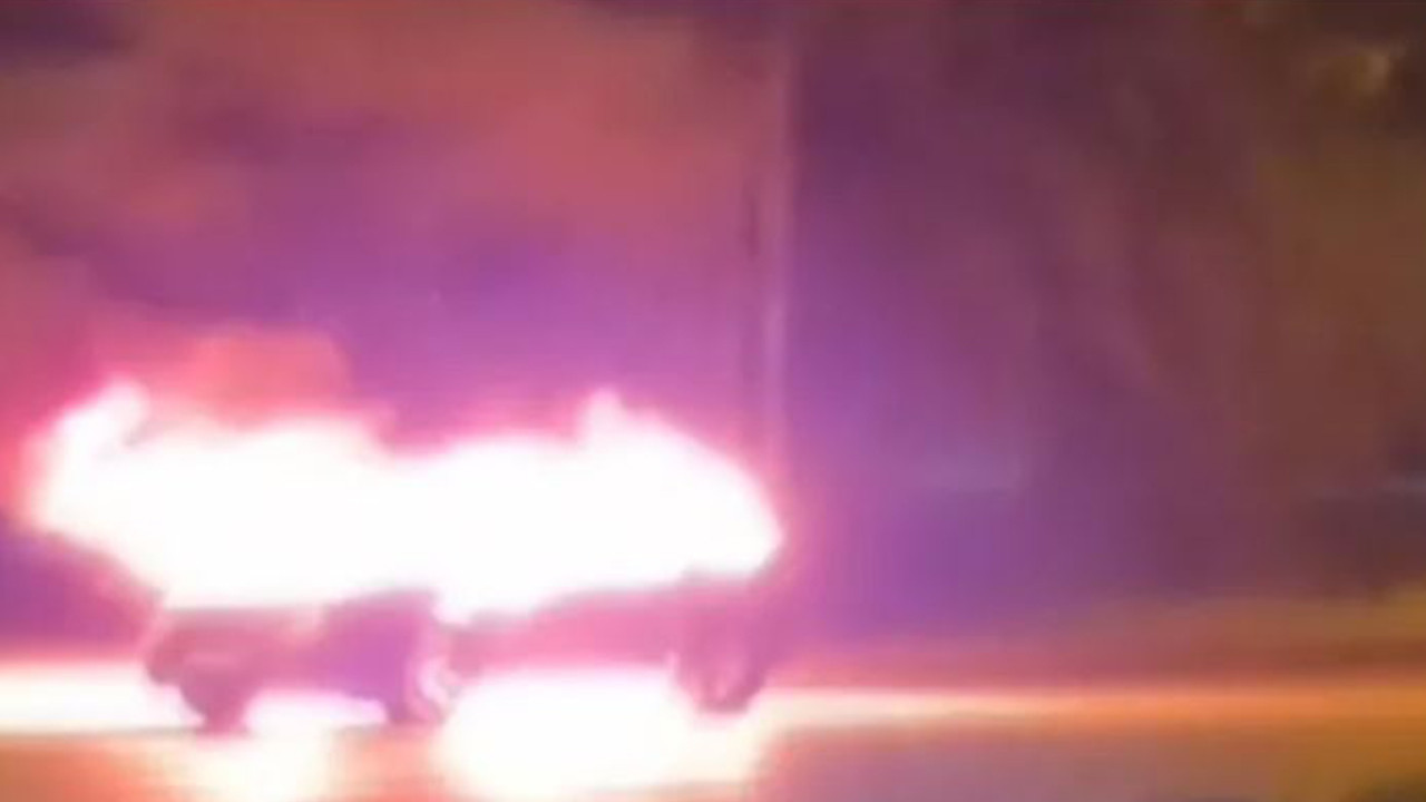 Kartal’da seyir halindeki araç alev alev yandı