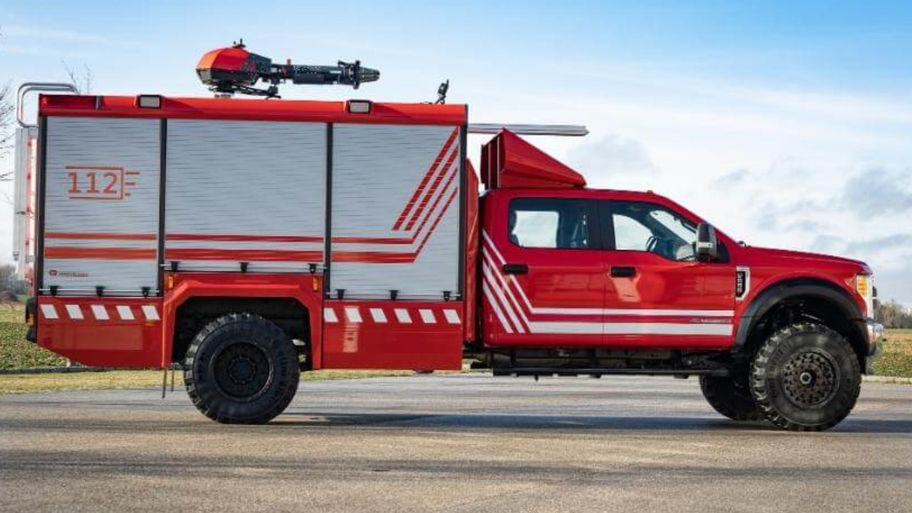 Küçük çocuğun tehlikeli oyunu: Boynuna dolanan kelepçeden itfaiye kurtardı