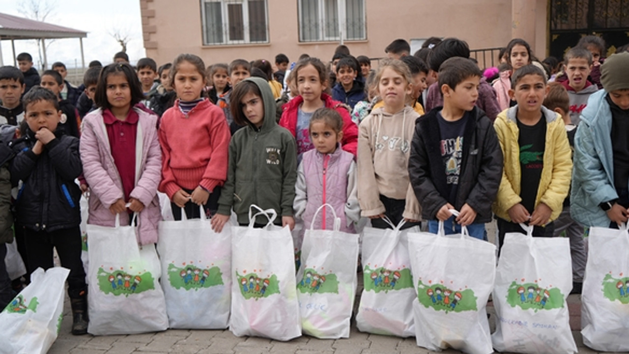 Muş’un ücra köylerindeki bin çocuğa bayram sevinci