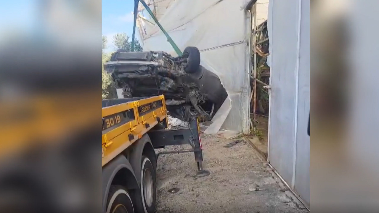 Otomobil havada süzülüp seraya çakıldı: Antalya’da feci kaza