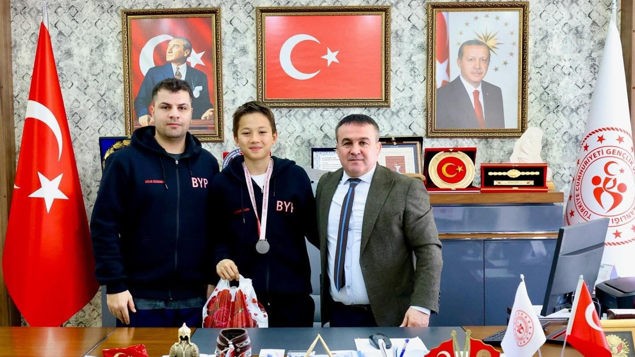 Başarılı yüzücü Ali Çınar Bilgin İl Müdürü Demir’i ziyaret etti