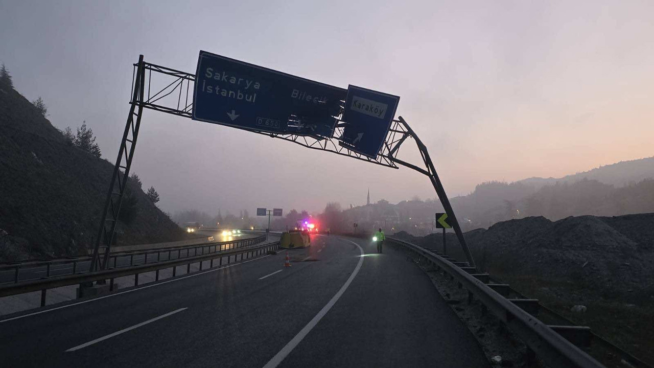 Damperi açılarak trafik levhasına çarpan tırın sürücüsü yaralandı