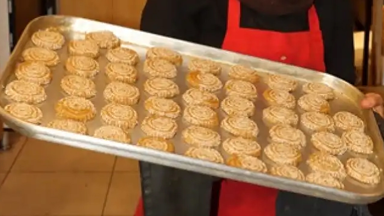 Bu koku tüm sokağı saracak: Tam kıvamında Ramazan Kömbesi tarifi