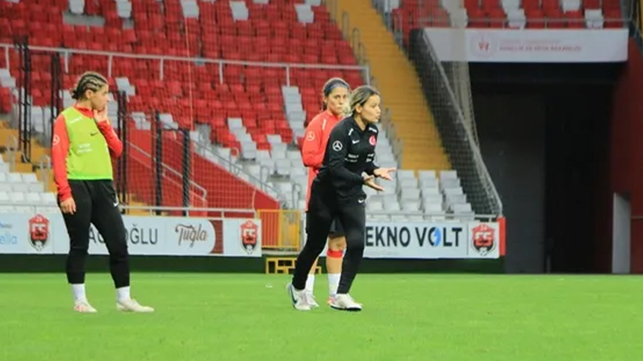 FIFA kadın futbol takımlarına kadın antrenör zorunluluğu getirdi