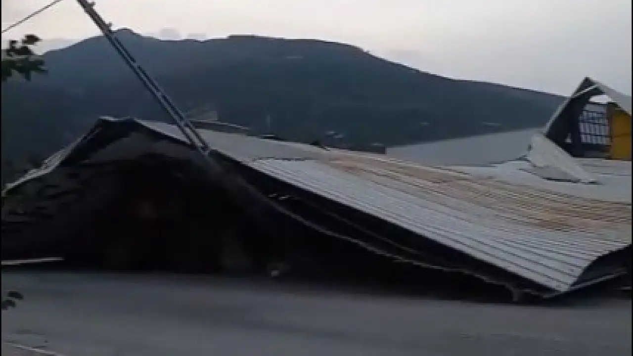 Hatay'da şiddetli rüzgar hayatı felç etti