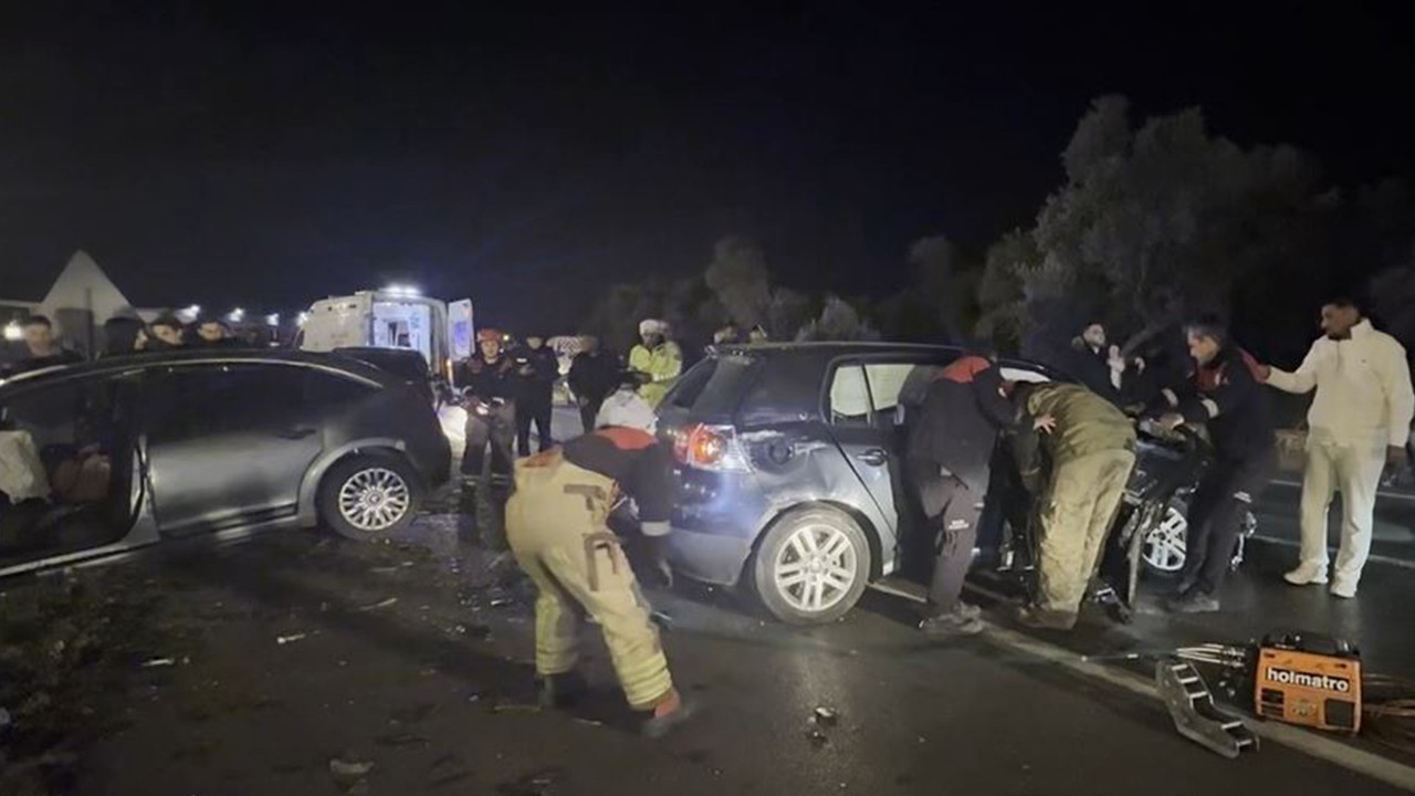 İzmir'de feci kaza: İki otomobil çarpıştı; 4 kişi yaralandı