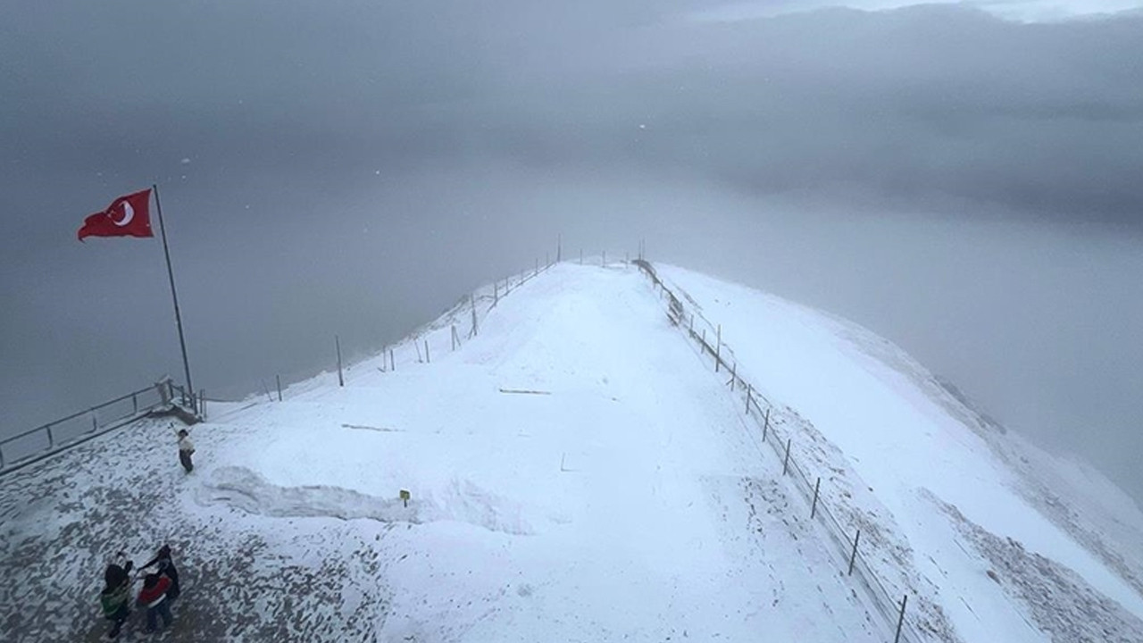 Tahtalı Dağı'nın zirvesi beyaz örtüyle kaplandı: Ortaya kartpostallık görüntüler çıktı