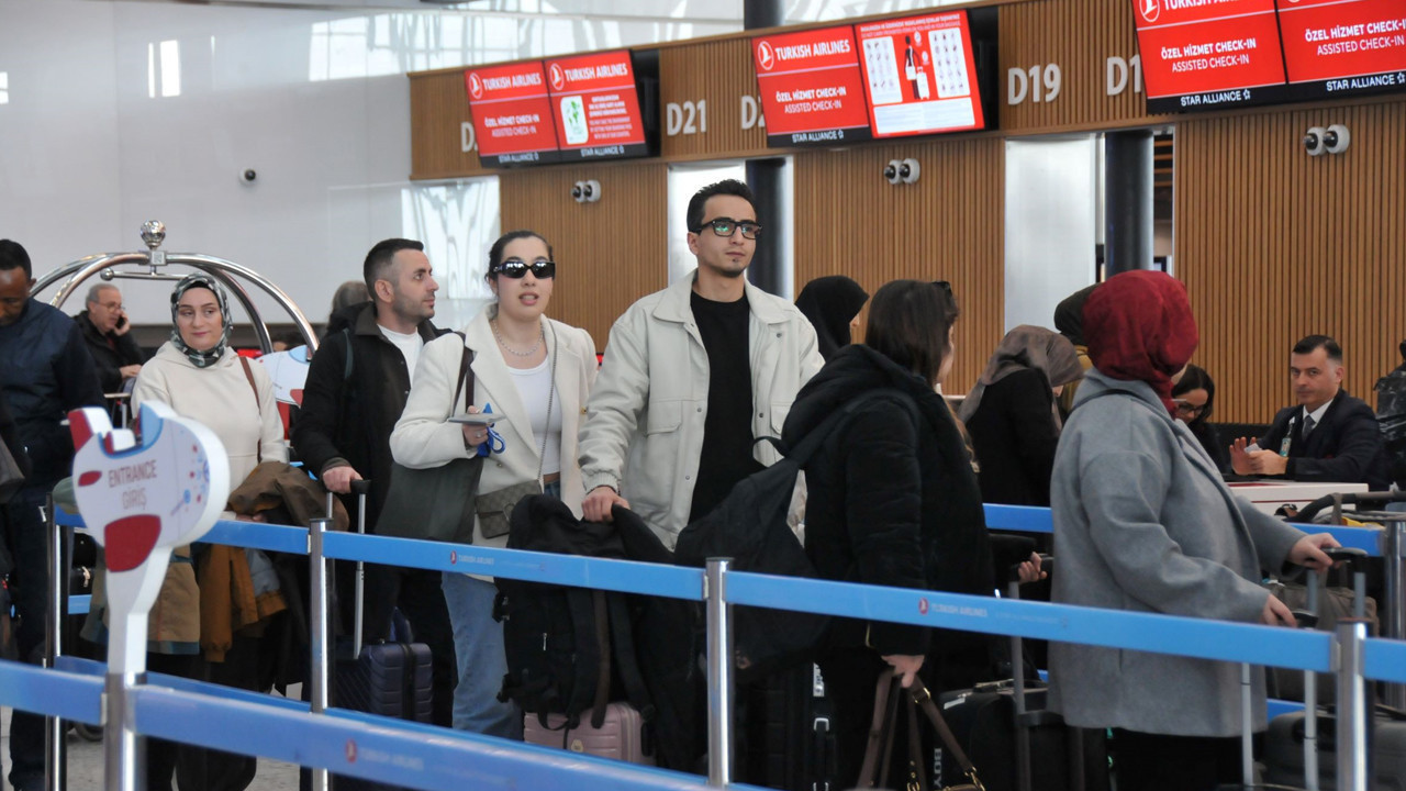 Terminallerde uzun kuyruklar oluştu: İstanbul Havalimanları doldu taştı