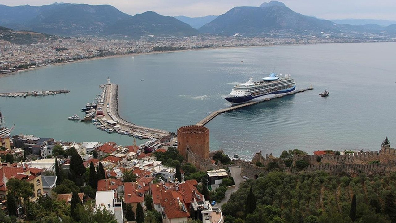 Alanya'ya yılın ilk kruvaziyeri