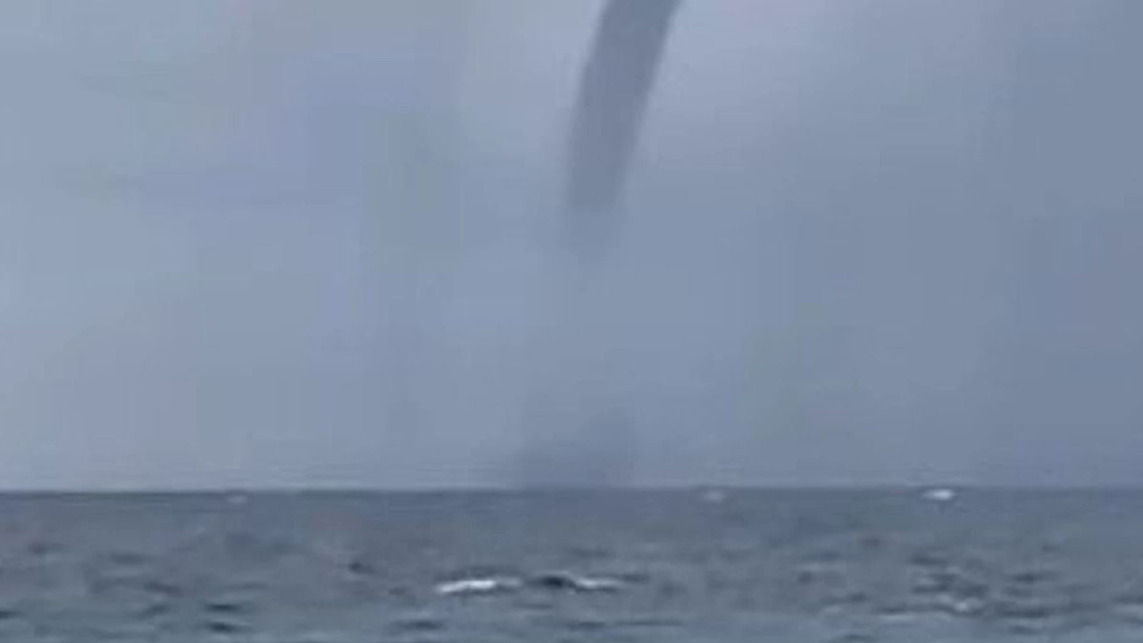 Antalya’da korkutan hortum karaya ulaşmadan kayboldu