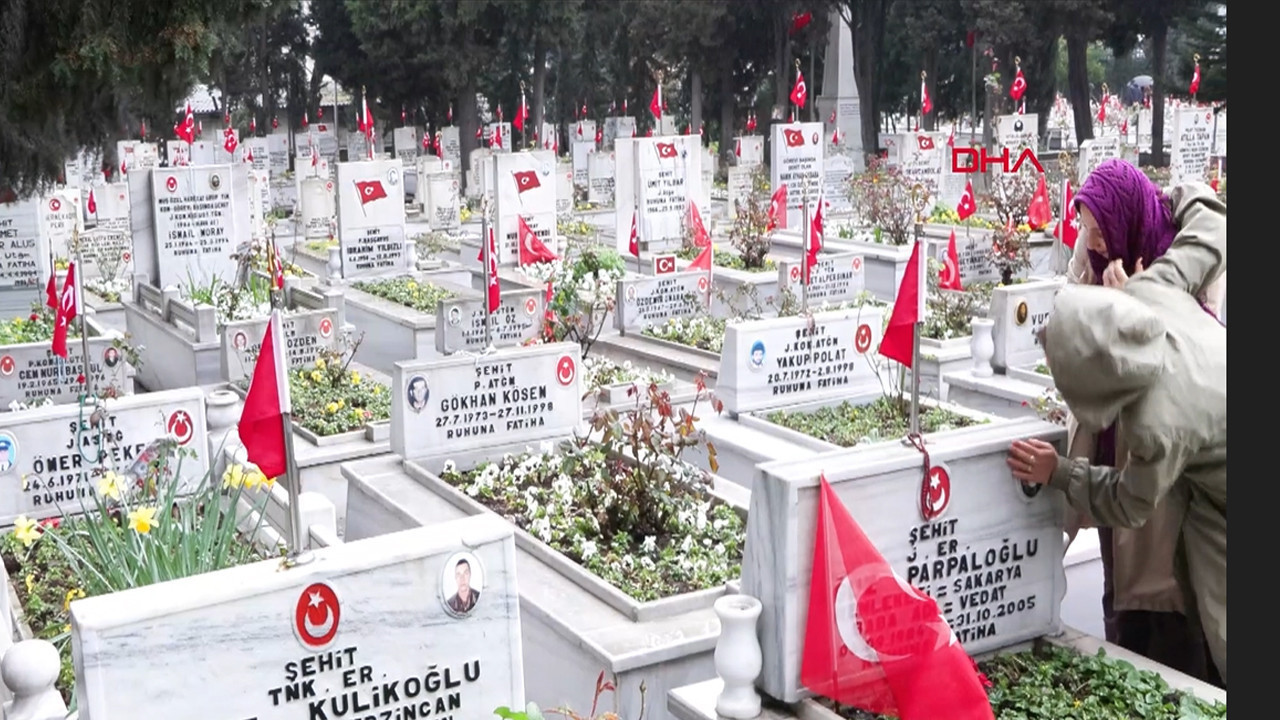 Bayramın en acı adresi: Edirnekapı'daki şehitlikte taşlara sarılan eller