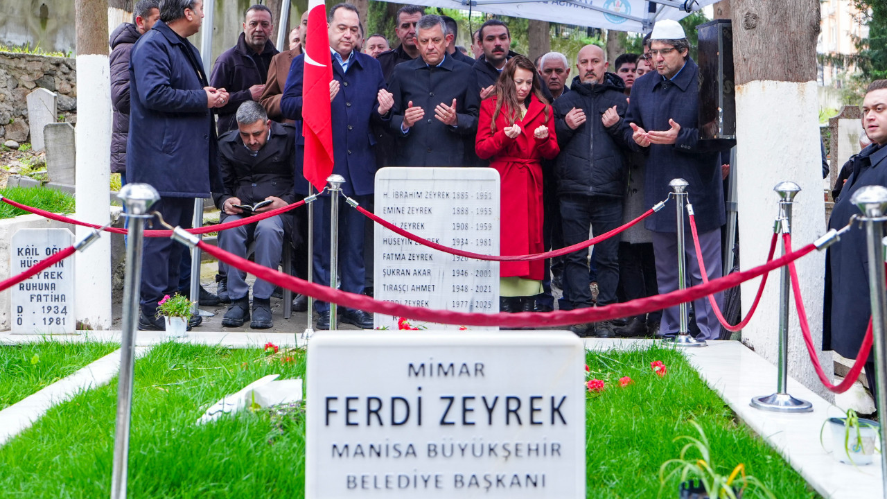 CHP lideri Özgür Özel, memleketinde kabir ziyaretlerinde bulundu