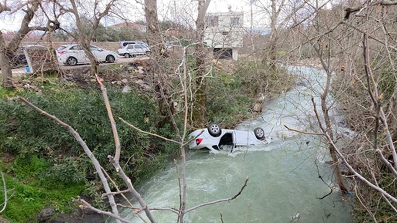 Dereye uçan otomobil suyla doldu