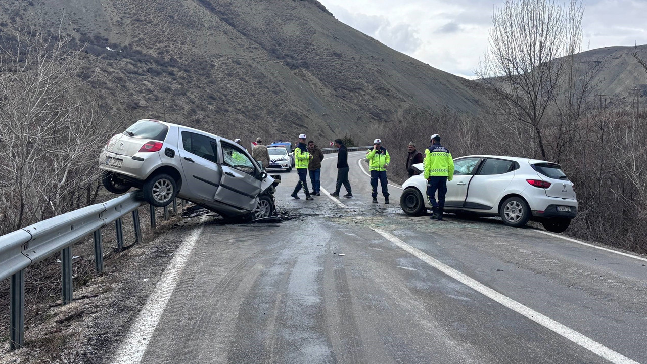 İki otomobil kafa kafaya çarpıştı: Yol savaş alanına döndü: 4 yaralı
