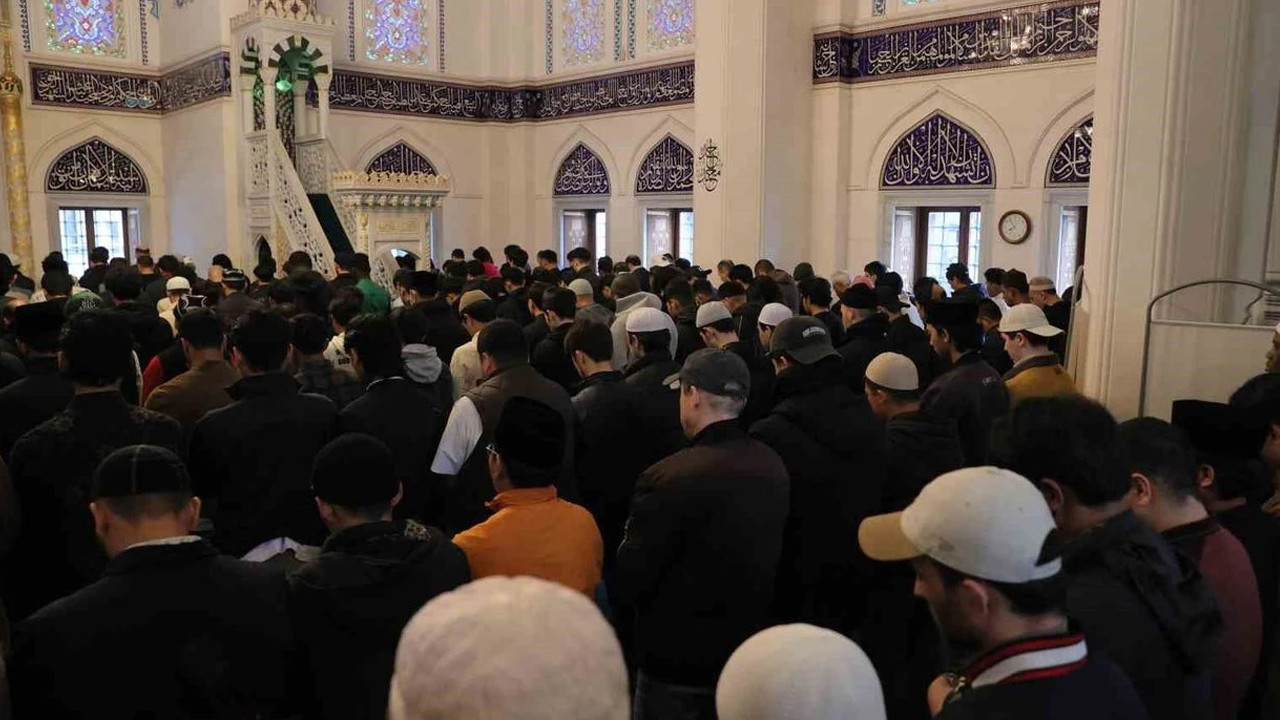 Japonya'da bayram namazı kılındı