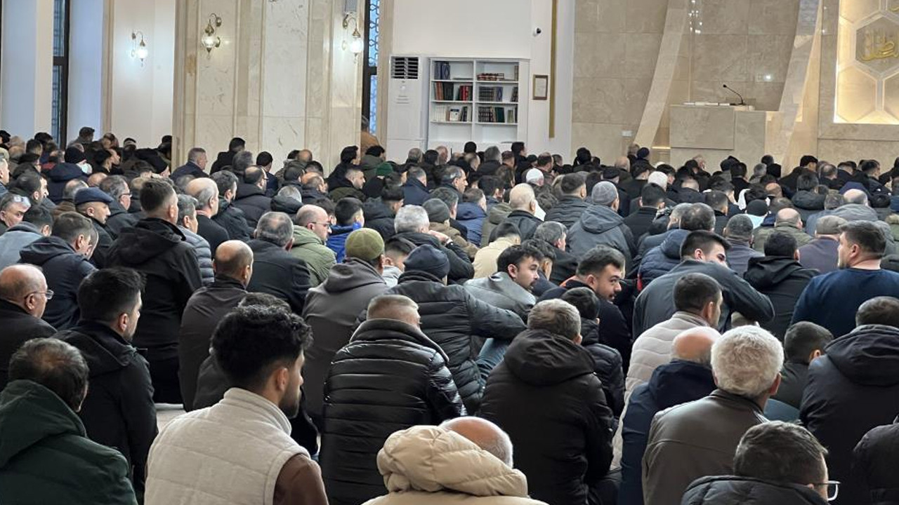 Kars’ta bayram namazında camiler doldu, taştı