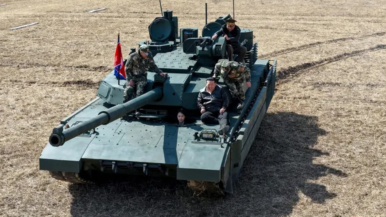 Kim Jong Un kızına tank sürdürdü