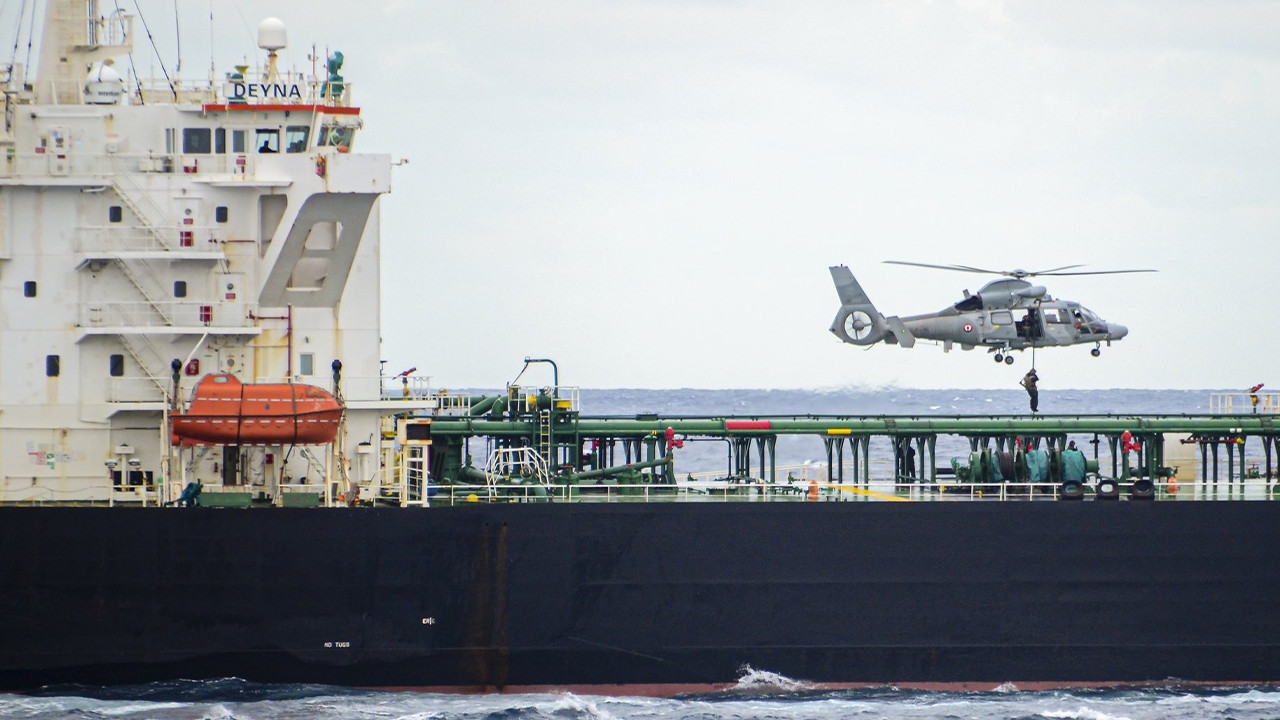 Macron duyurdu: Fransa Akdeniz’de gölge filo gemisini durdurdu