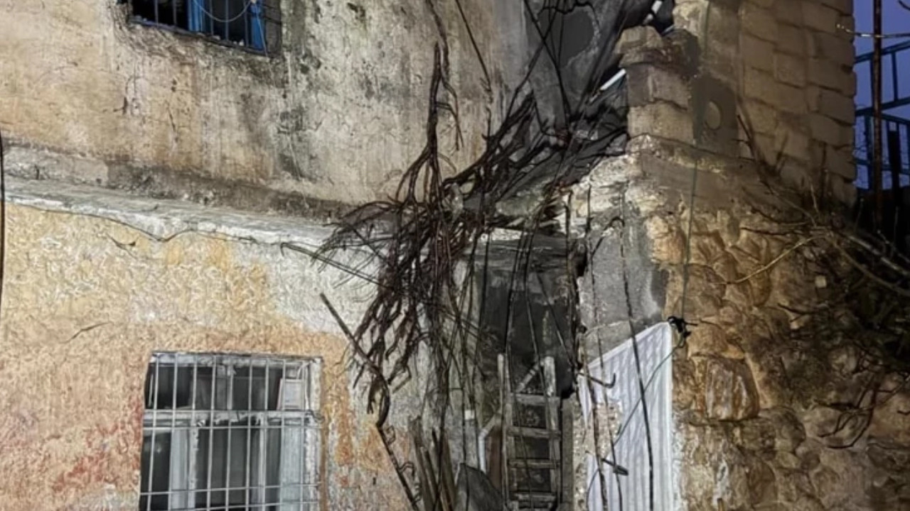Mardin’de 2 katlı evin bir bölümü çöktü