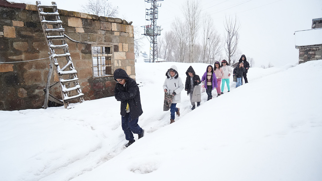 Muş’ta kar üstünde bayram sevinci