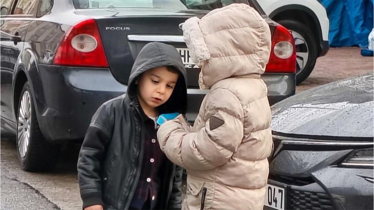 Nevşehir'de ayakkabısına bakan çocuklar şok oldu: Para yağdı