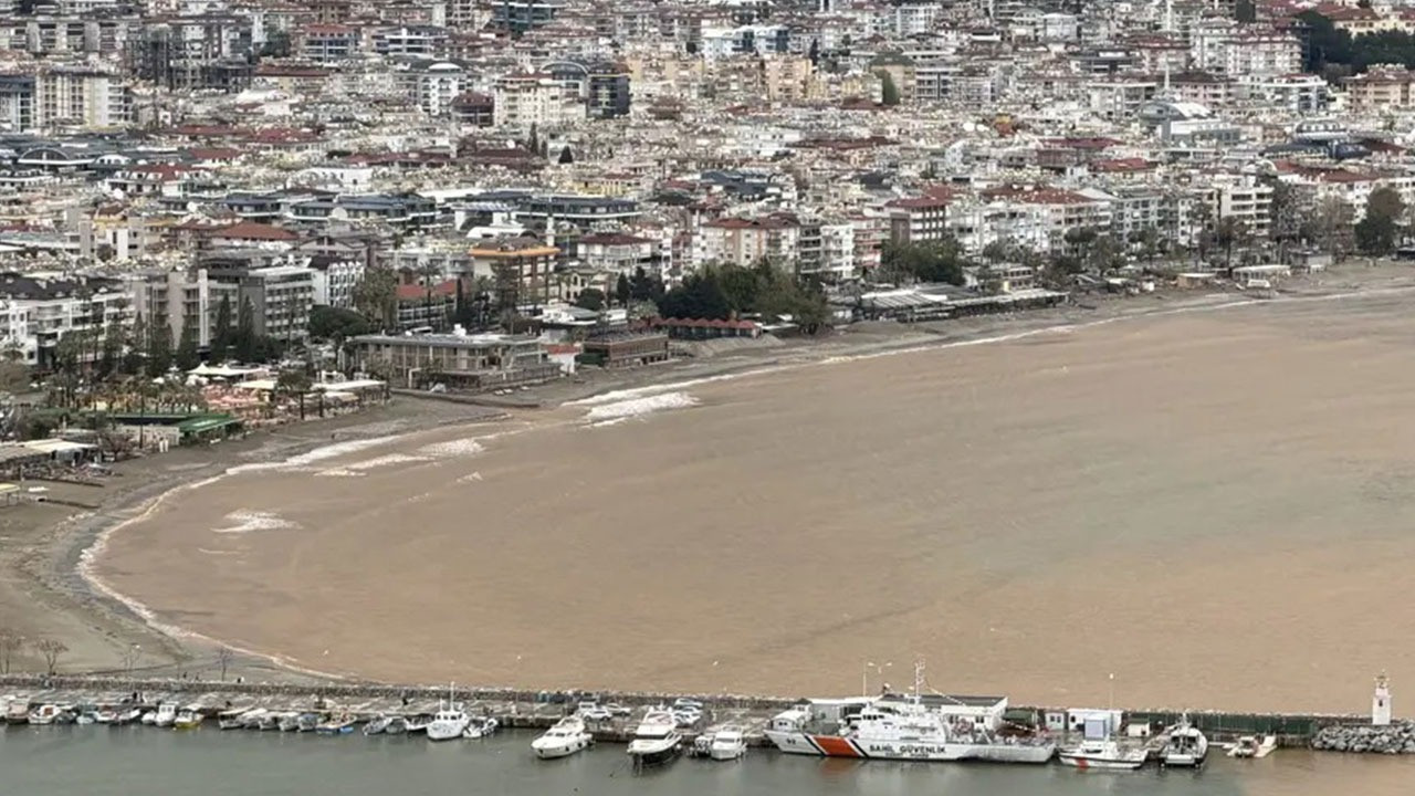 Alanya'da denizin rengi değişti