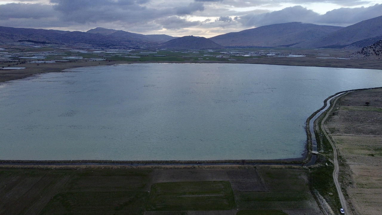 Antalya'da bayram sürprizi: Elmalı’da tarlalar göle döndü: 1500 dönüm su altında