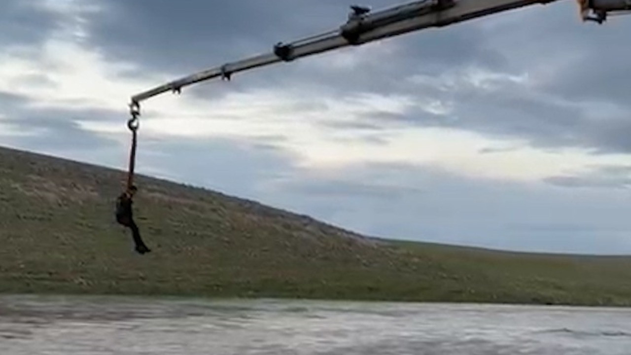 Derede mahsur kalan traktörün sürücüsü vinçle kurtarıldı