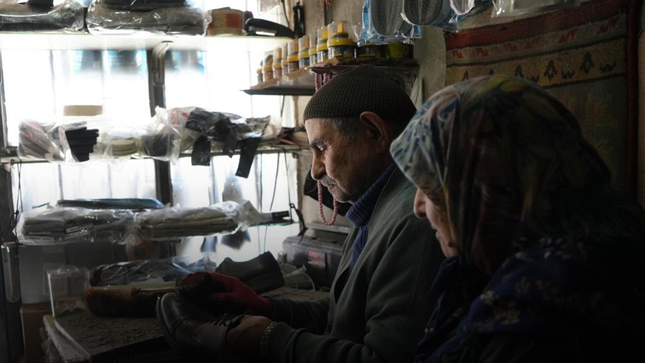 Her sabah dükkanını eşiyle açıyor