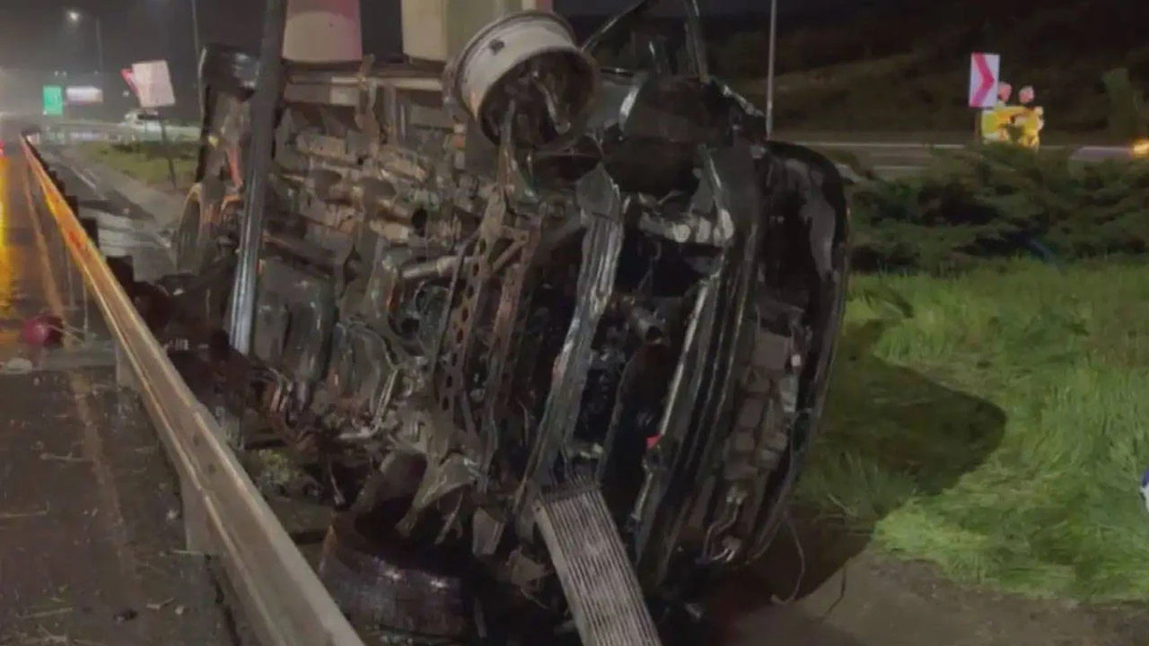 Silifke’de tarım işçilerini taşıyan minibüs direğe çarptı