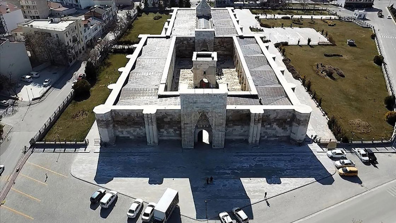 800 yıllık miras plato oldu: Sultanhanı Kervansarayı film setine dönüştü