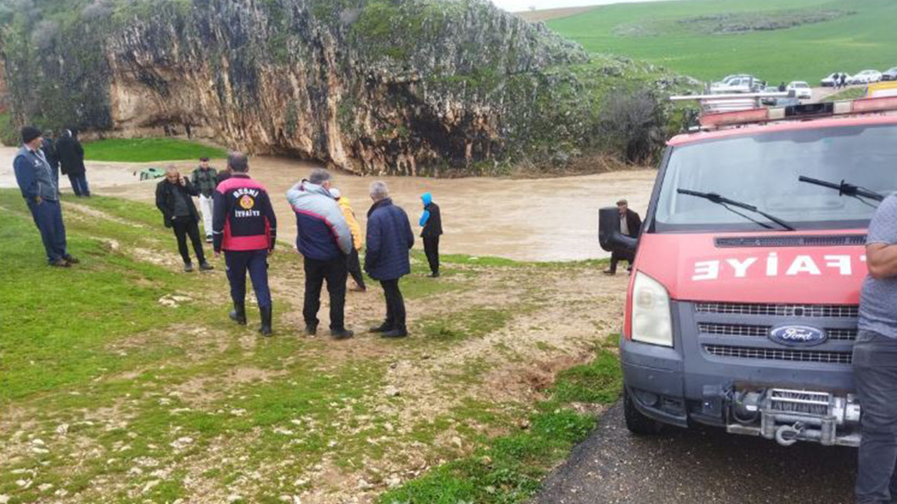 Adıyaman'da 4 kişi sel suyuna kapılıp mağaraya sığındı